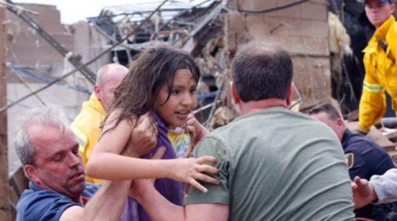 moore-oklahoma-volunteers-first-responders-rescue-child-posted-mhpronews-
