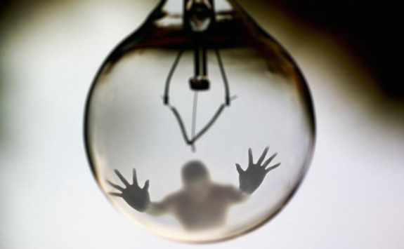 light-bulb-off-man-trapped-thinking-credit=flickercc-swarno-posted-masthead-blog-mhpronews-com(1)